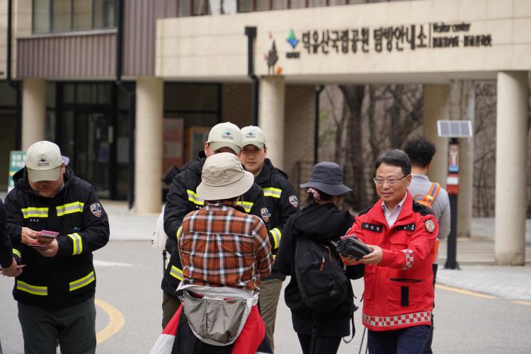 박은식 산림청장, 건조특보 속 등산객 대상 산불예방 캠페인 실시