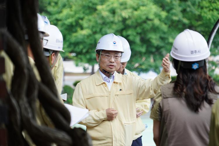 박은식 산림청장, 경주 동국대병원 주변 훈증더미 제거사업장 현장점검