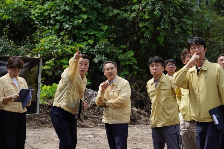 김인호 산림청장, 경기도 가평군 산사태 피해 복구지 점검